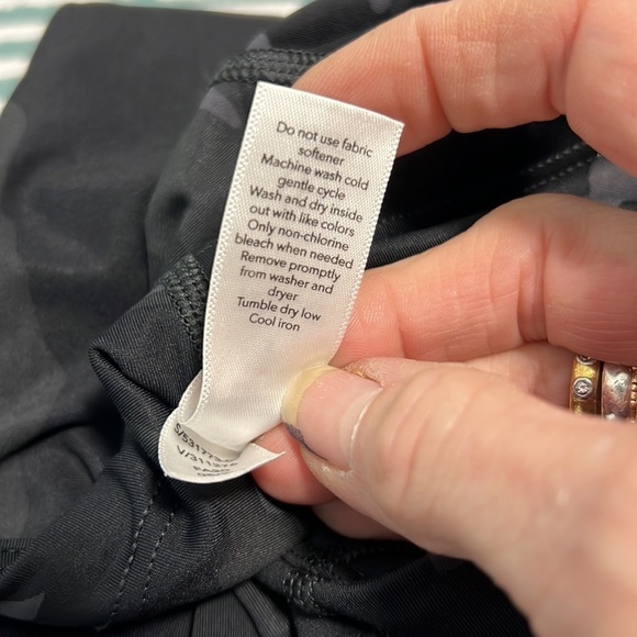 Athleta Ultimate Stash Pocket 7/8 Gray Camo Tights Size Small - Picture 9 of 10